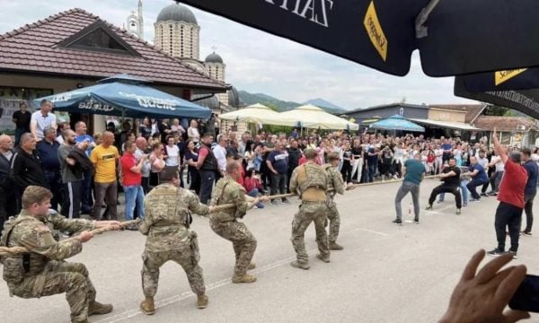 Ambasada e SHBA-së në Beograd reagon për lojën me litar mes ushtarëve amerikanë dhe serbëve lokale