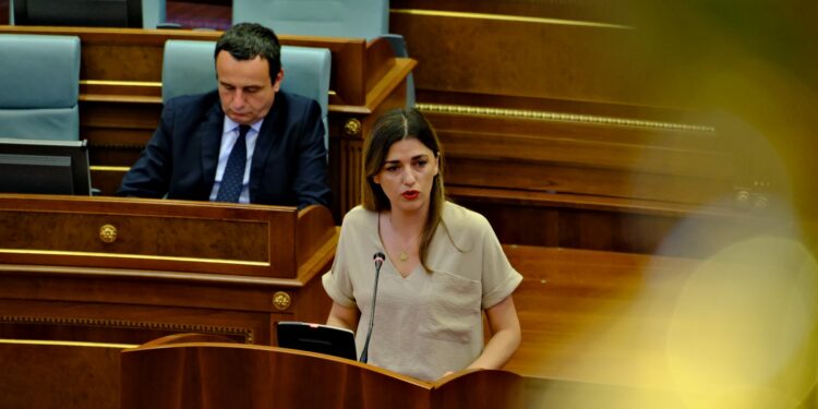 “Sytë, gojën dhe veshët e mbyllur”, Albulena Haxhiu i bën karikaturë KFOR’it