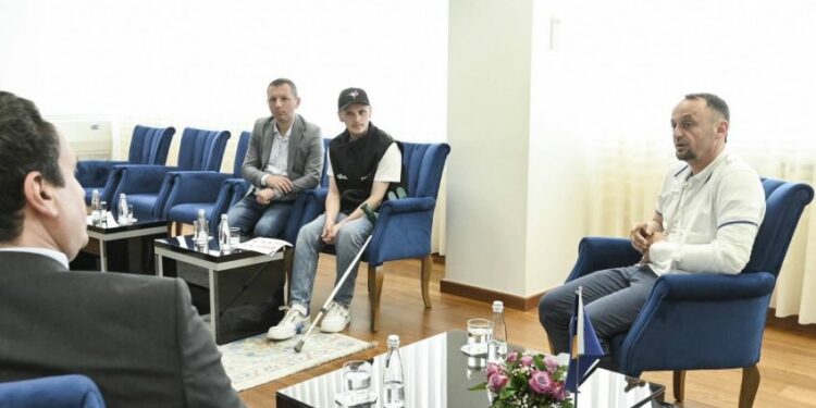 Kurti takon disa nga gazetarët e lënduar në veri: Është detyrë e të gjitha institucioneve t’i mbrojnë gazetarët