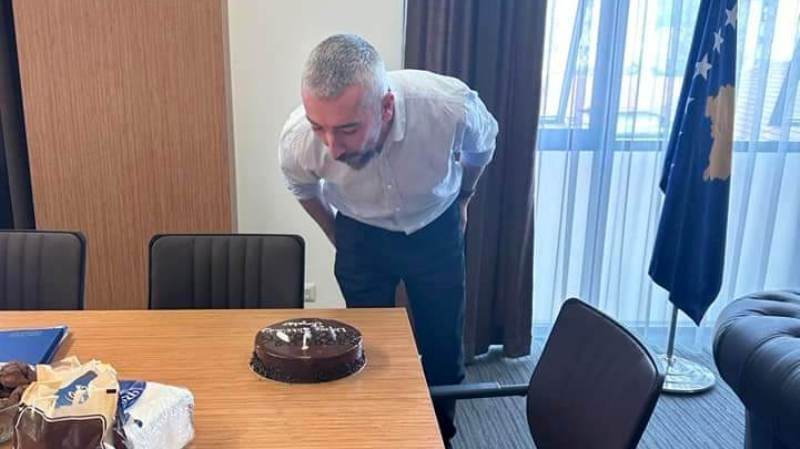 Atiq i mbyllur në komunë, stafi ia feston ditëlindjen