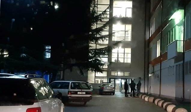 Vdes një foshnje në Pejë, policia nis hetimet