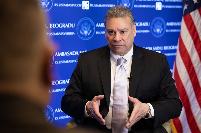 Escobar jep një afat për zgjedhjet në veri