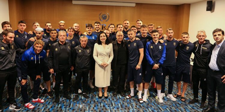 Presidentja Osmani viziton Kombëtaren e Kosovës: Jeni krenaria jonë