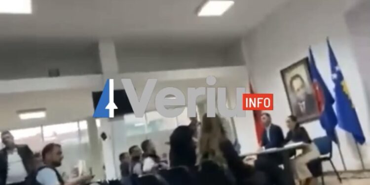 Eskalon mbledhja e kryesisë së LDK-së në Vushtrri: Britma e kundërshtime ndaj kryetarit Xhafer Tahiri