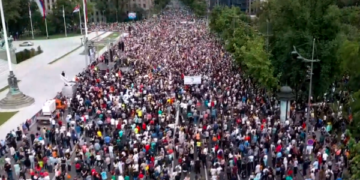 Bllokohet Beogradi, protesta “Serbia kundër dhunës” ku kërkohet dorëheqja e Vuçiq përhapet edhe në qytete tjera