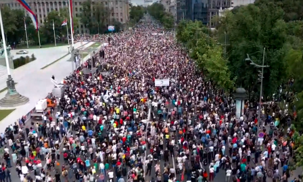 Bllokohet Beogradi, protesta “Serbia kundër dhunës” ku kërkohet dorëheqja e Vuçiq përhapet edhe në qytete tjera