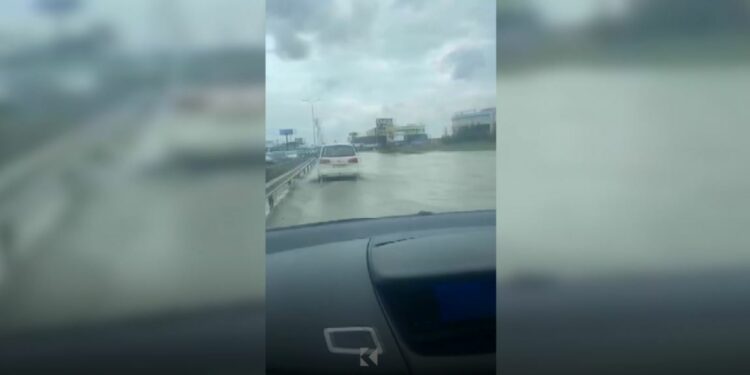 Magjistralja Ferizaj – Prishtinë, veturat mezi kalojnë nga vërshimet (VIDEO)