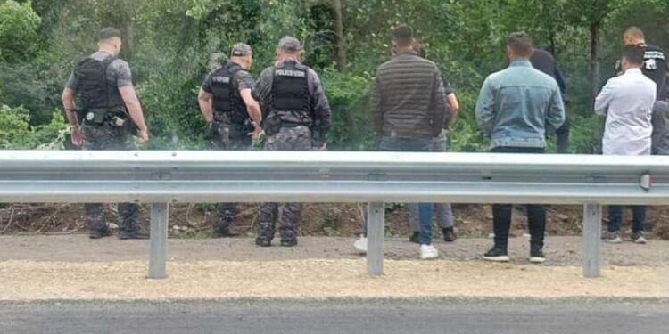 Një makinë me targa të Kosovës është përmbysur në lumin Lepenc