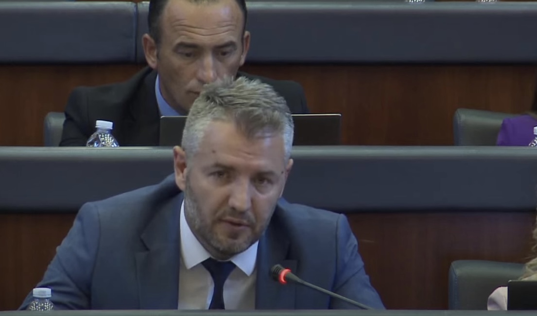 “Inekzizent”, deputeti i LVV-së s’di të flasë – i drejtohet Aliut me një kërkesë