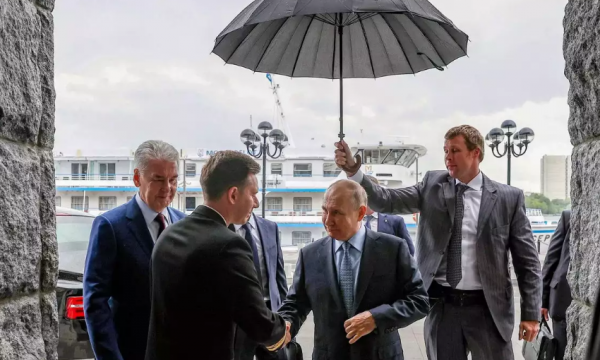 Kreu i Moskës u bën thirrje rusëve të qëndrojnë në shtëpi dhe u tregon se s’punohet të hënën