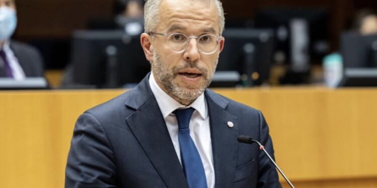 Eurodeputeti Reuten: Didiku e Vuçiqi, qartazi po e destabilizojnë rajonin
