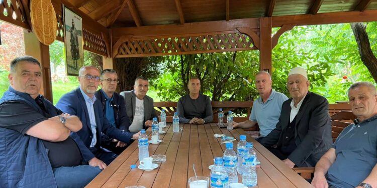 Haxhiu viziton familjet e Thaçit e Veselit: Bashkim sa më parë me të dashurit e tyre