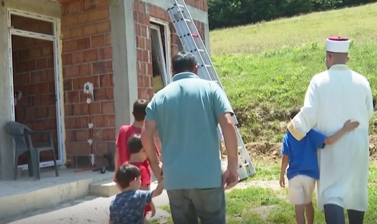 Për Kurban Bajram, myslimanët i dhurojnë familjes katolike një shtëpi të re në Pjetërshan