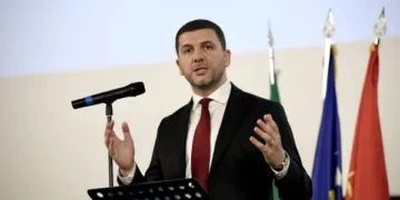 Krasniqi: Kurti po na izolon, Kosova në rend me Rusinë, Bjellorusinë, Moldavinë e Republikën Srpska