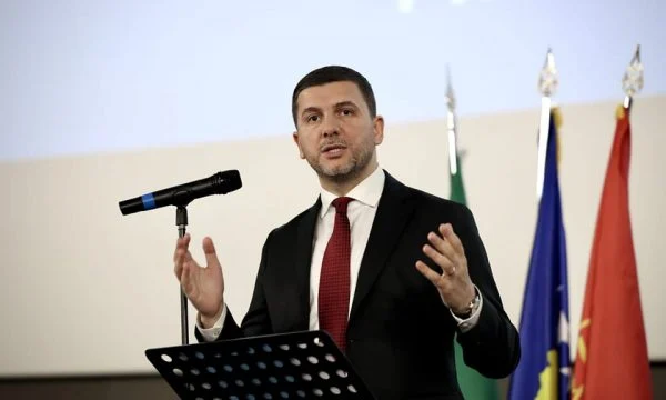 Krasniqi: Kurti po na izolon, Kosova në rend me Rusinë, Bjellorusinë, Moldavinë e Republikën Srpska