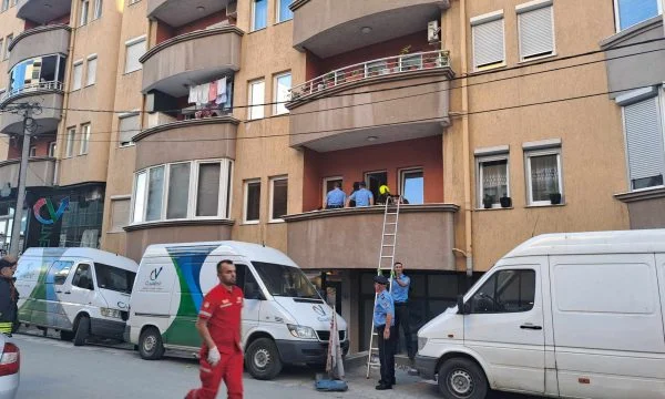 Gruaja në Fushë Kosovë tentoi ta hedhë nga ballkoni djalin e saj 6-vjeçar, e shpëtojnë ekipet emergjente