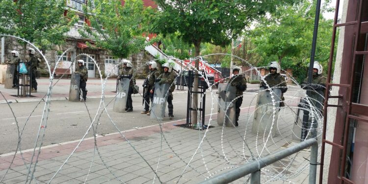 Rakiq thotë se KFOR-i u dislokua për të penguar Policinë e Kosovës; KFOR-i s’e konfirmon