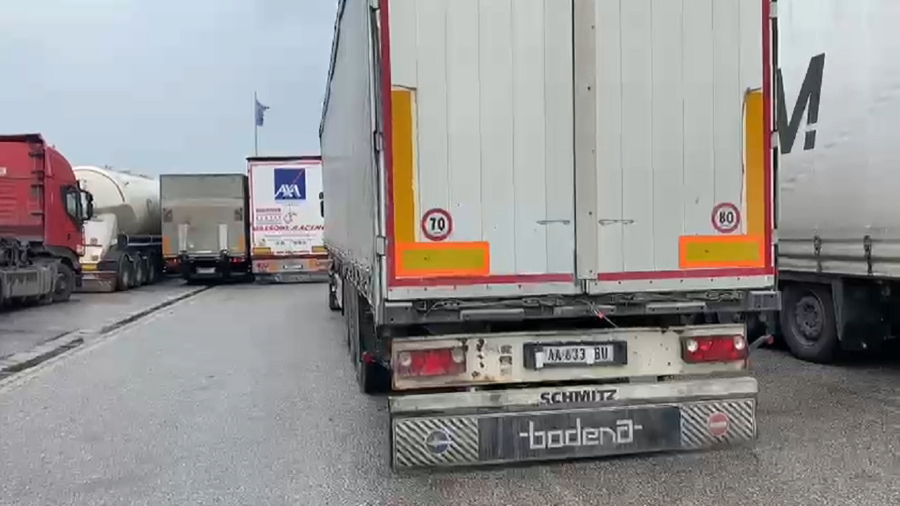 Vendimi për ndalimin e kamionëve nga Serbia, mallra në vlerë rreth 70 milionë euro mbesin të bllokuara në kufirin e Kosovës