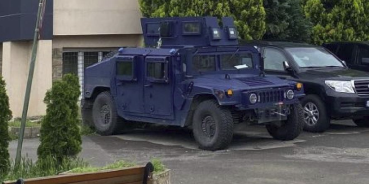 Lajm i rremë: Policia thotë se nuk janë larguar autoblindat në Leposaviq