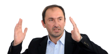Shkoi në vizitë pa koordinim me KFOR-in, Liburn Aliun nuk e lejojnë serbët protestues të hyj në komunën e Leposaviqit