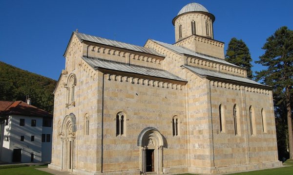 Manastiri i Deçanit i quan “masa të dhunshme” operacionet e Policisë së Kosovës: Sundimi i ligjit po përdoret si arsyetim