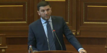 Krasniqi i përgjigjet Kurtit: Pse s’po e çon Erden Atiqin në komunë, pse po rren që është atje