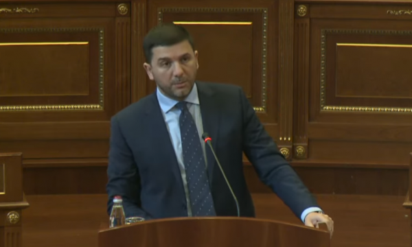 Krasniqi i përgjigjet Kurtit: Pse s’po e çon Erden Atiqin në komunë, pse po rren që është atje