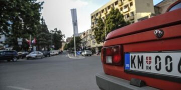 Është konfiskuar një armë dhe targat e një veture në Mitrovicë të Veriut te vendi i njohur si “tre rrokaqiejt”