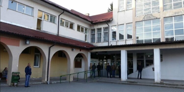 Skandal në një shkollë të Deçanit: Mësuesi (V.S.) kapet duke puthur nxënësen e klasës së shtatë