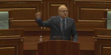 Haxhi Avdyli e luan nervozin në Kuvend, i kërkon llogari Haradinajt për “rrëzimin e Kurtit’