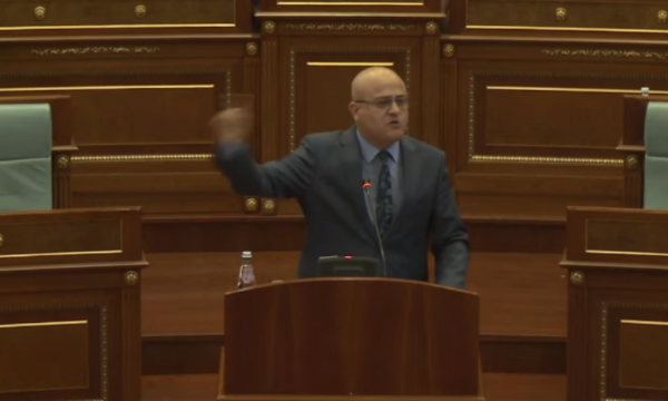 Haxhi Avdyli e luan nervozin në Kuvend, i kërkon llogari Haradinajt për “rrëzimin e Kurtit’