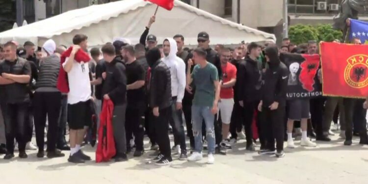 Protesta tek Ura e Ibrit, qytetarët e mbledhur këndojnë “Jo nuk ndahet Mitrovica”