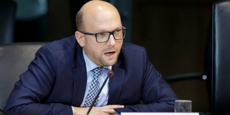 “Shumë i zemëruar”, emisari gjerman tregon çka i tha Kurtit pas situatës në veri