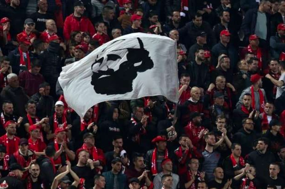 Tifozët e zjarrtë të Shqipërisë, momenti kur njëzëri i kënduan Adem Jasharit