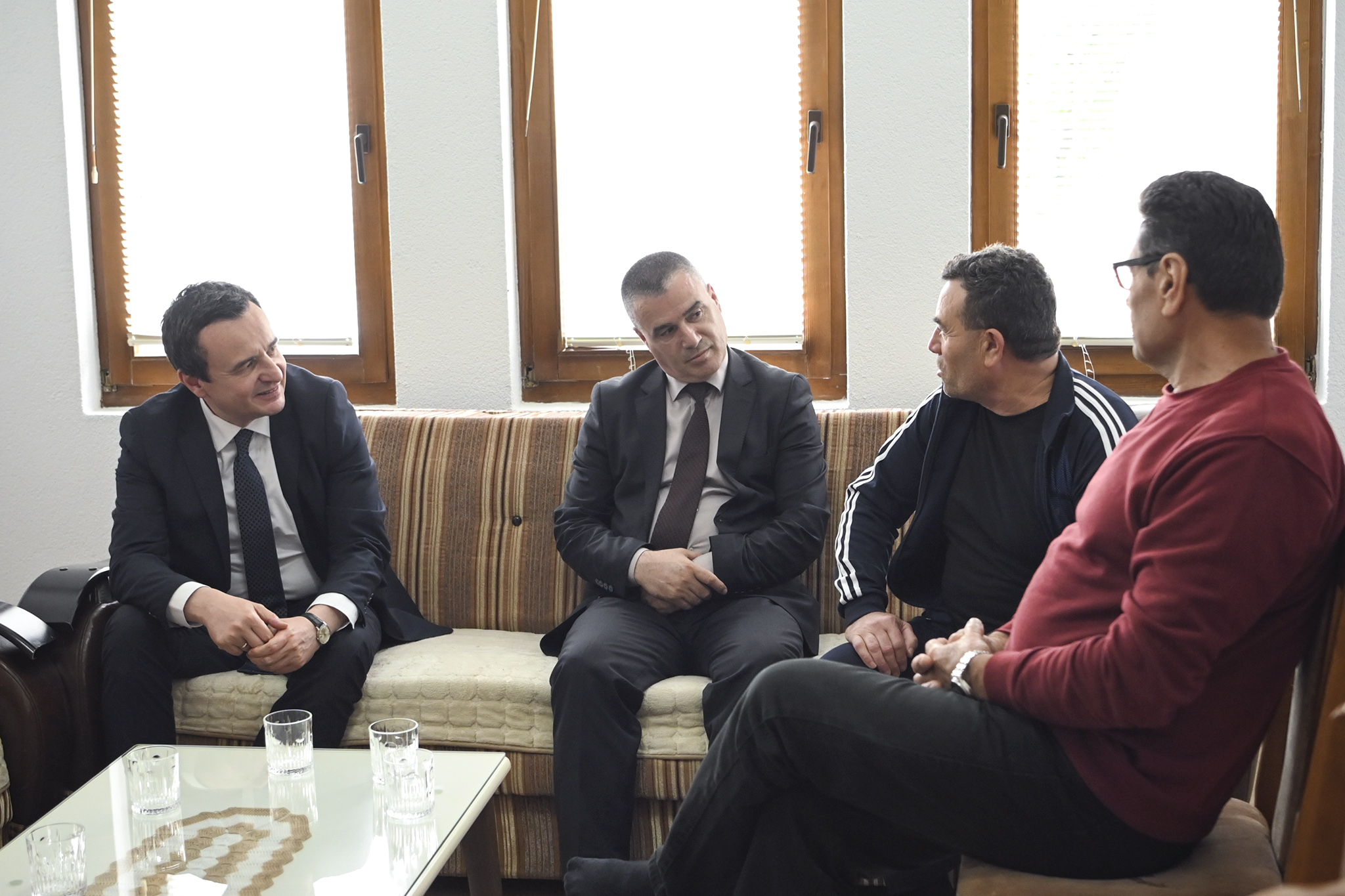 Kurti viziton familjet e tre policëve të rrëmbyer dje nga forcat serbe, u shpreh mbështetje dhe solidaritet