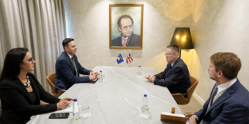 Abdixhiku pret në takim ambasadorin britanik: Në këtë moment, Kosovës i duhen gjithë miqtë e saj