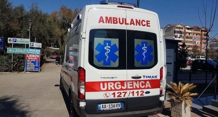 E rëndë në Tiranë, i riu i vë flakën vetes me benzinë
