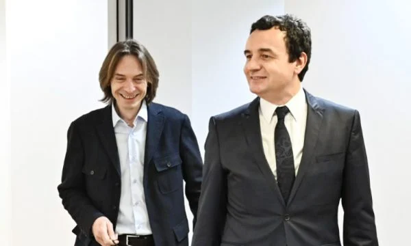 Elvis Hoxha e sulmon ambasadorin Hill: E ka merakun ta mbajë Vuçiqin në pushtet
