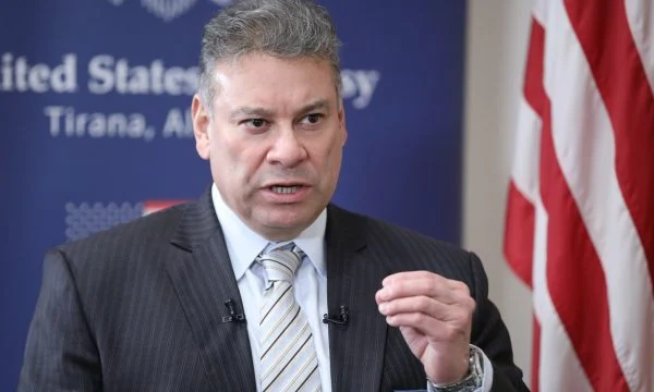 “Me Kosovën të vështirë, me Serbinë të butë”, Escobar ka një përgjigje për ata që ankohen