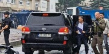 Vazhdon protesta në Leposaviq, raportohet se Hetemi është larguar nga objekti i komunës