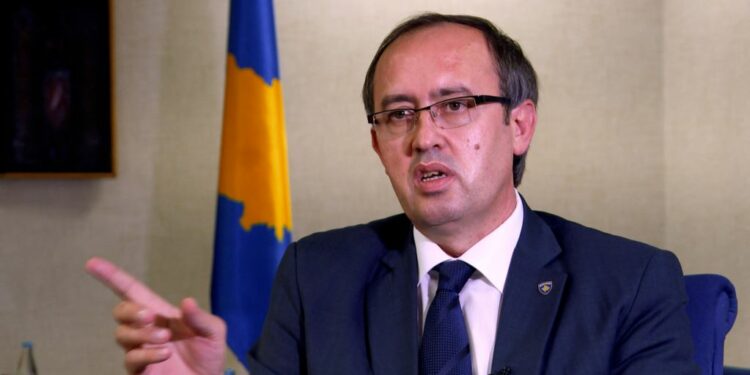 Hoti publikon deklaratat e Albin Kurtit për Amerikën me muzikën për diktatorin Enver Hoxha në sfond