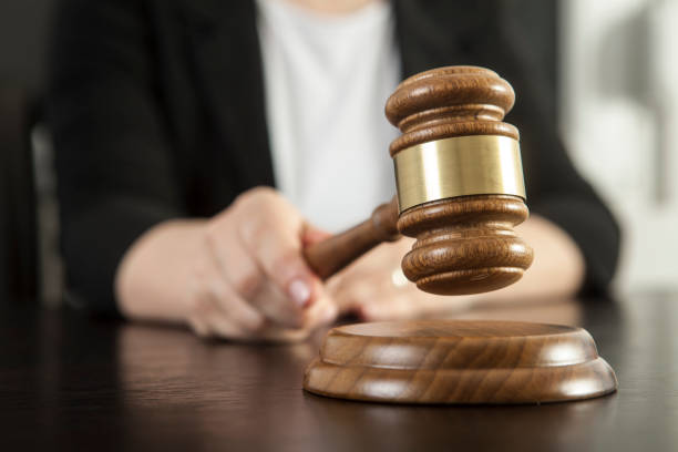 25 vjet burgim për burrin që vrau bashkëshorten me sëpatë në gjumë