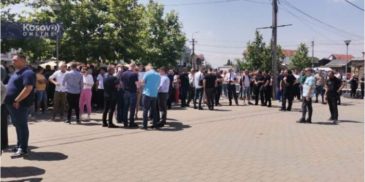 Arrestimi në Graçanicë për krime lufte, serbët protestojnë para stacionit policor