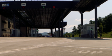 Pse e zbuti Kurti vendimin për bllokimin e hyrjes së kamionëve nga Serbia