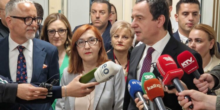 Kurti në Pediatri s’flet për politikë, zotohet për investime të reja