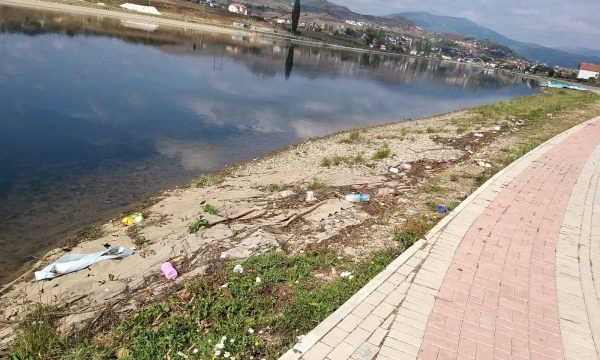 E dhimbshme: Gjendet pa shenja jete një gruas 56 vjeçare në liqenin akumulues në Mitrovicë