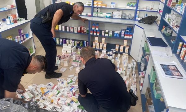 Dogana: Barnat pa banderola në Skenderaj u gjetën në banjën e një lokali