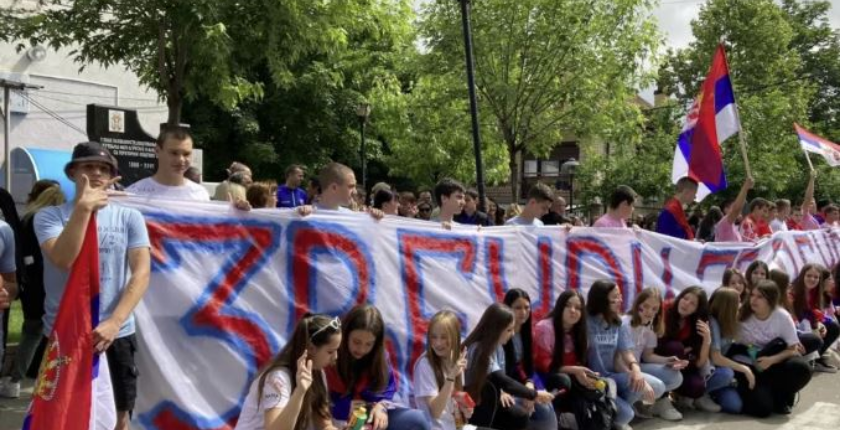 Edhe nxënësit e shkollave fillore shihen në protestat në Zveçan