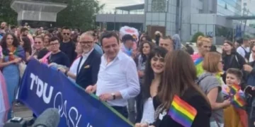 Kurti e Vitia i bashkohen Paradës së Krenarisë në sheshin e Prishtinës