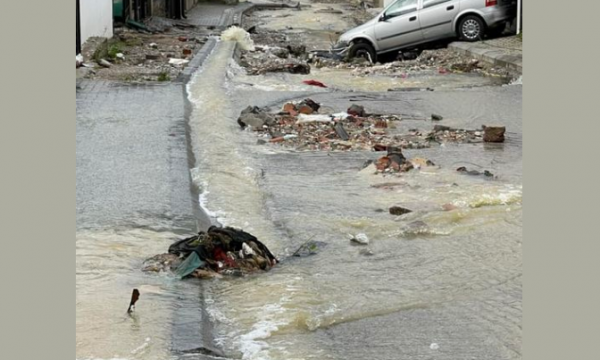 Kështu duket një lagje e Pejës pas vërshimeve, trajneri Driton Kuka ka një apel